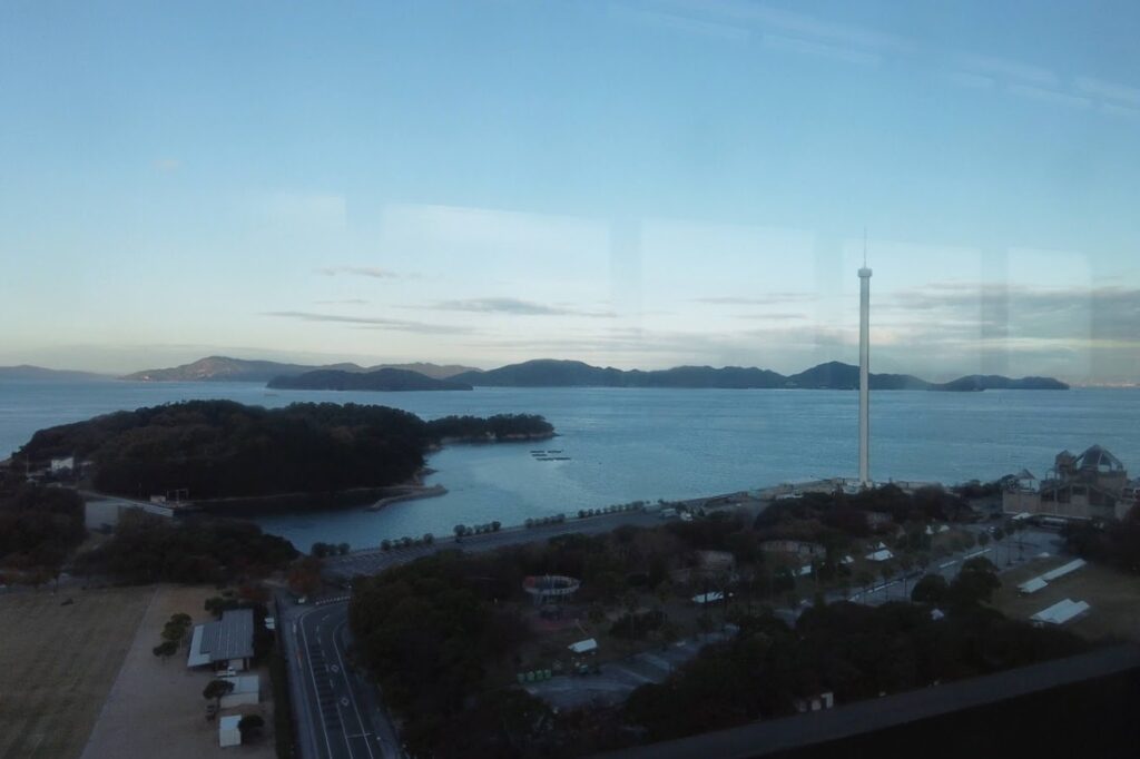 朝の瀬戸大橋　沙弥島と瀬戸大橋タワー