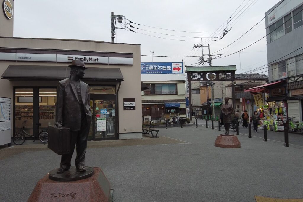 柴又駅前の寅さんとさくらさんの像