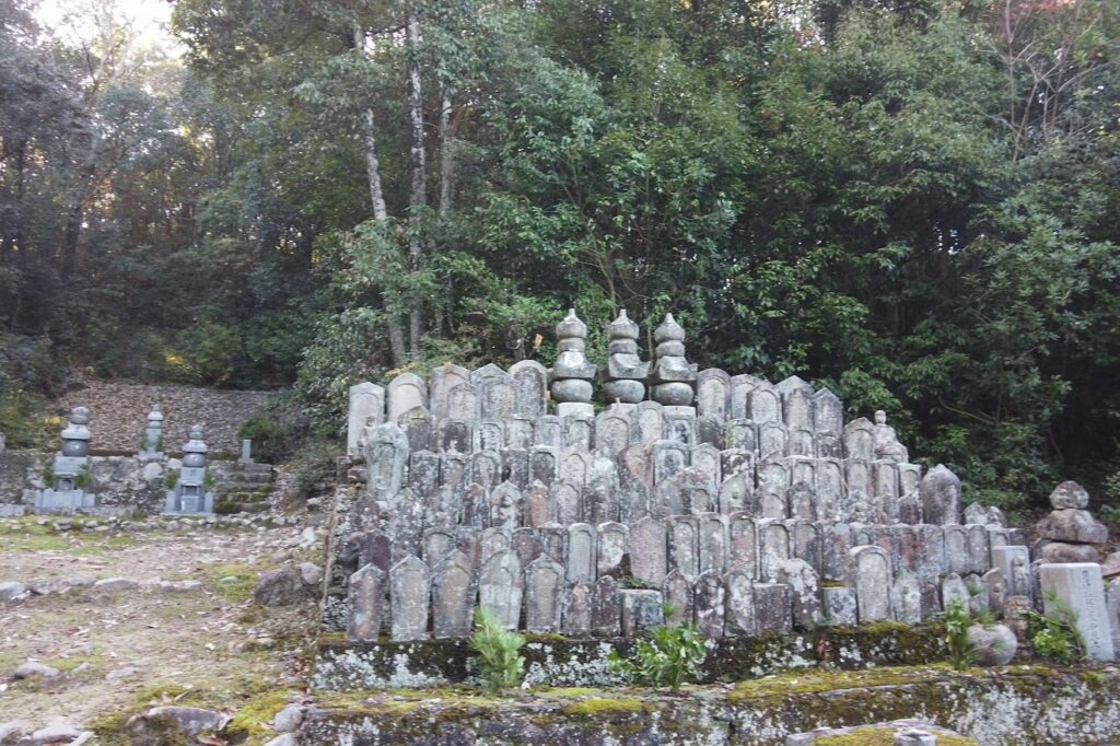 與田寺の奥　石造宝篋印塔の手前
