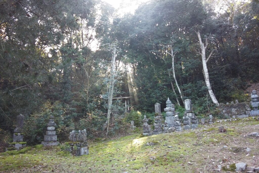與田寺の奥　石造宝篋印塔　屋根の場所