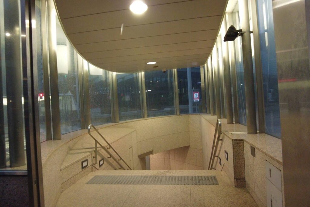 西新宿　E4地下道入口