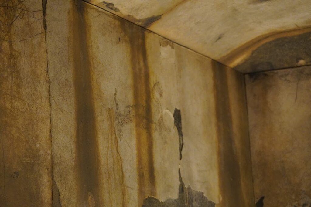 キトラ古墳壁画体験館の展示　石室内部の復元　白虎