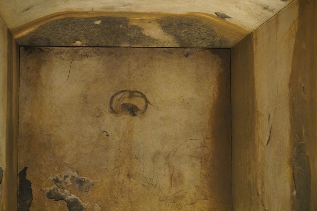キトラ古墳壁画体験館の展示　石室内部の復元　玄武