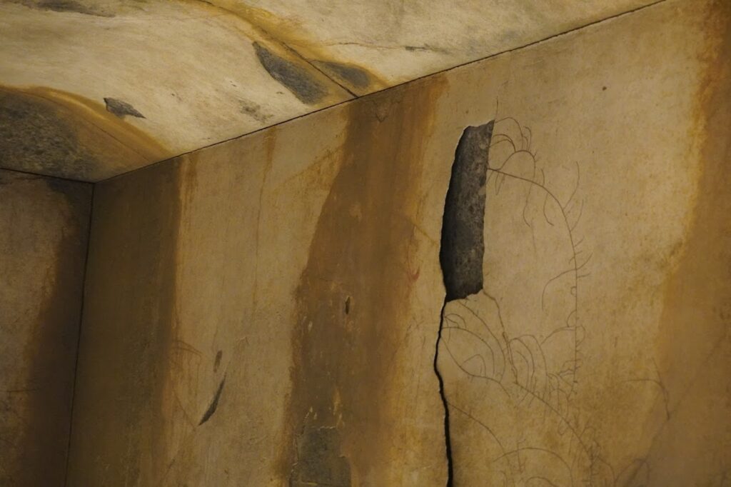 キトラ古墳壁画体験館の展示　石室内部の復元　青龍