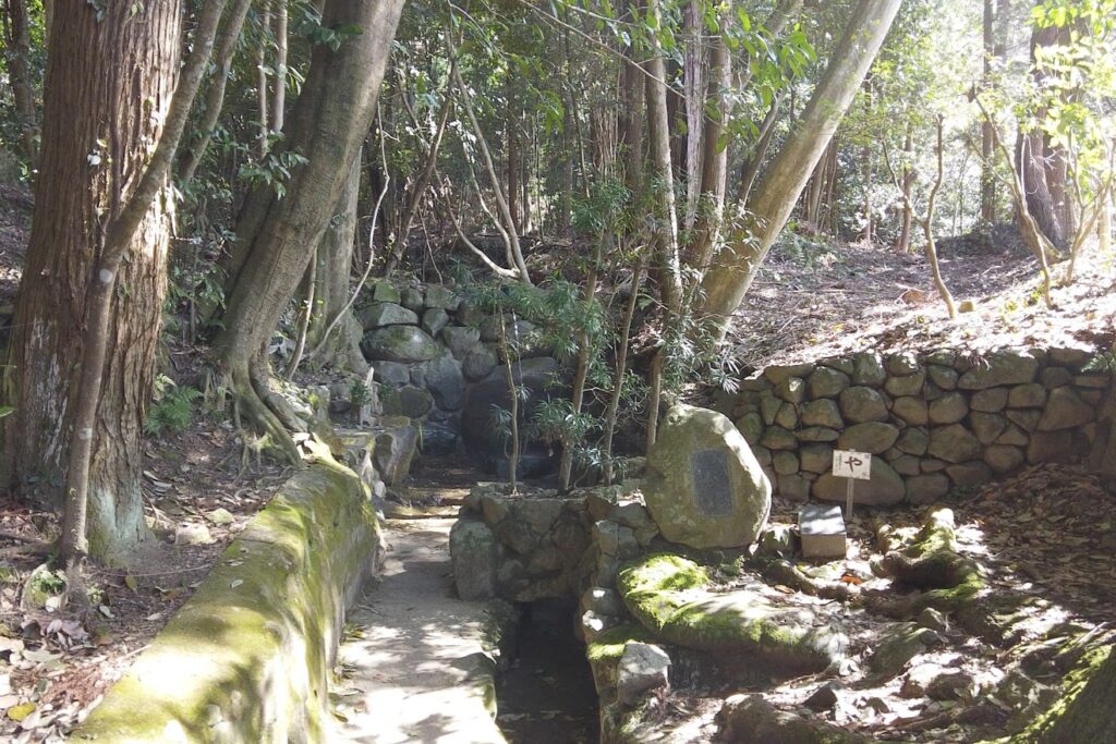 山の辺の道　狭井神社から檜原神社　玄賓庵の泉