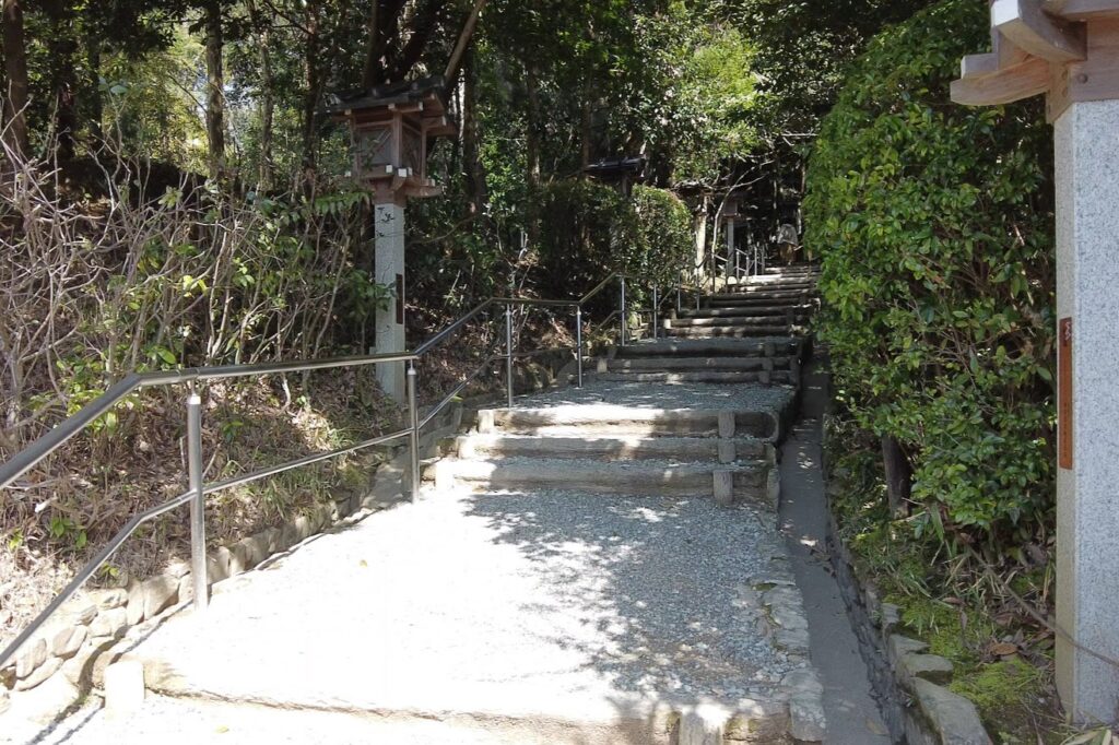 狭井神社へのくすり道