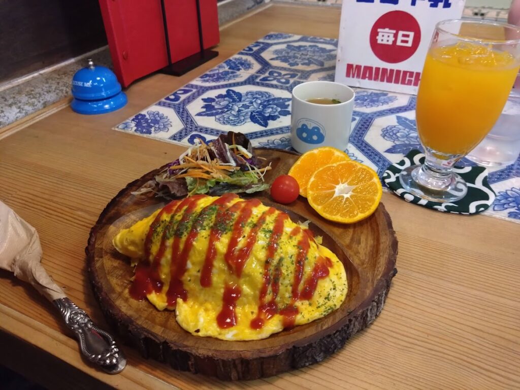藝術喫茶清水温泉まんぷくオムライスとオレンジジュース