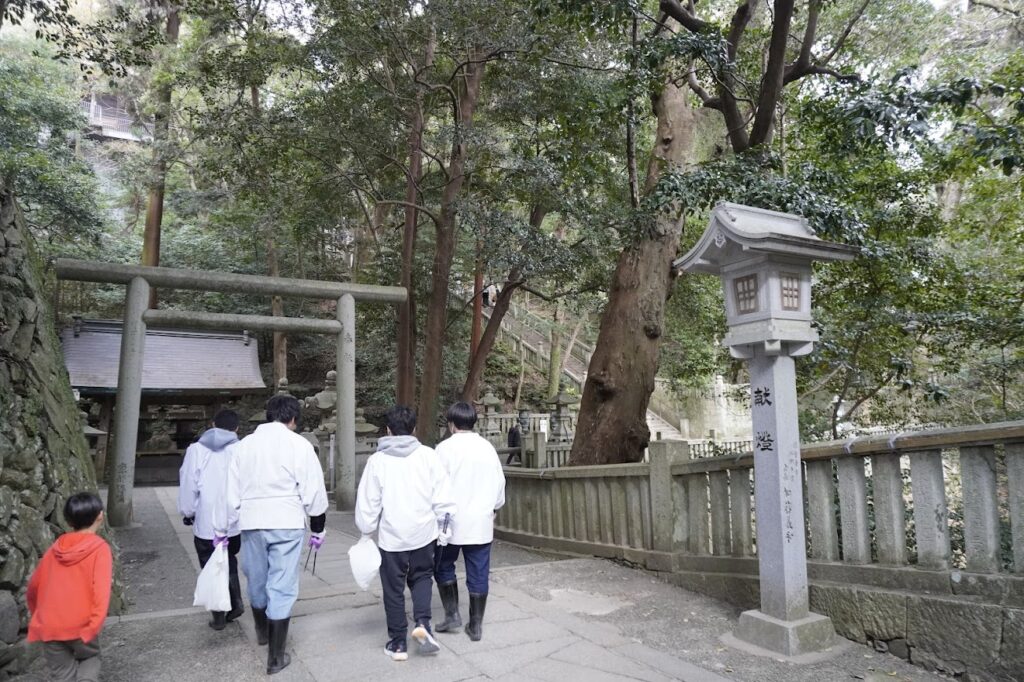 金刀比羅宮本宮 手水舎前で一段下がる