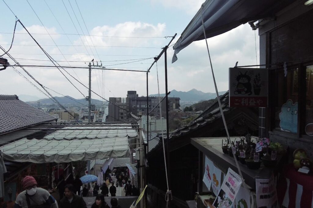 金刀比羅宮表参道「ご利益や」石段