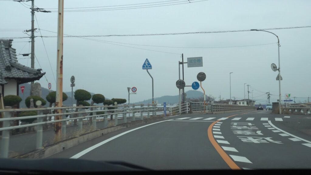 かがわマラソンコース　成合橋西詰を左折