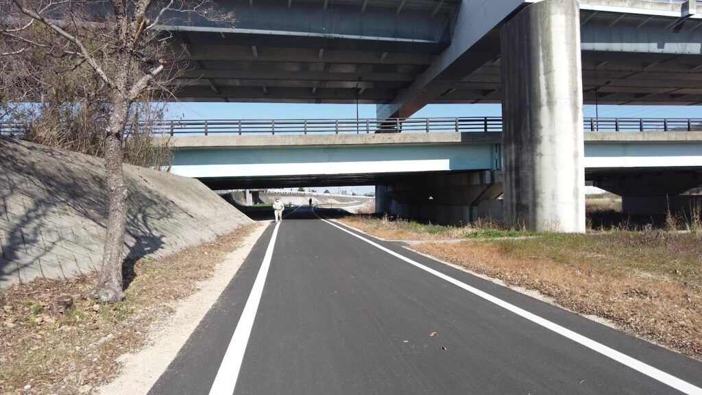 かがわマラソンコース　香東川サイクリングロード　高松道・国道11号の下をくぐる