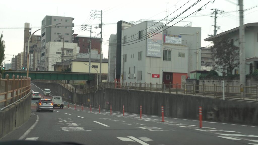 かがわマラソンコース JR高徳線の高架橋をくぐる