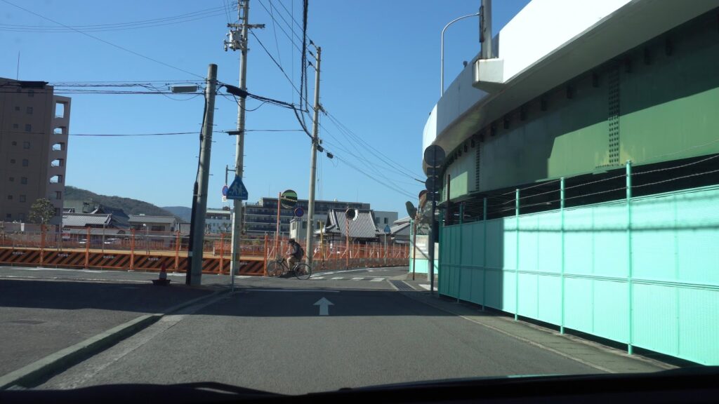 かがわマラソンコース 側道から高架下へ右折