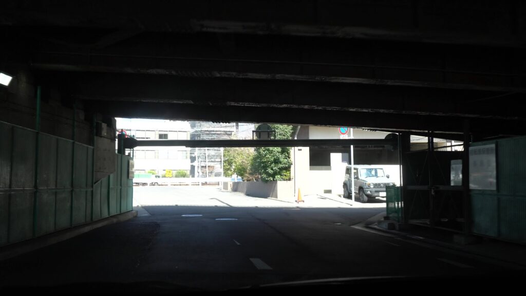 かがわマラソンコース 高架下から側道へ右折